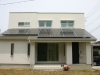 南側から見た外観　屋根には５ｋｗの太陽光パネルを設置